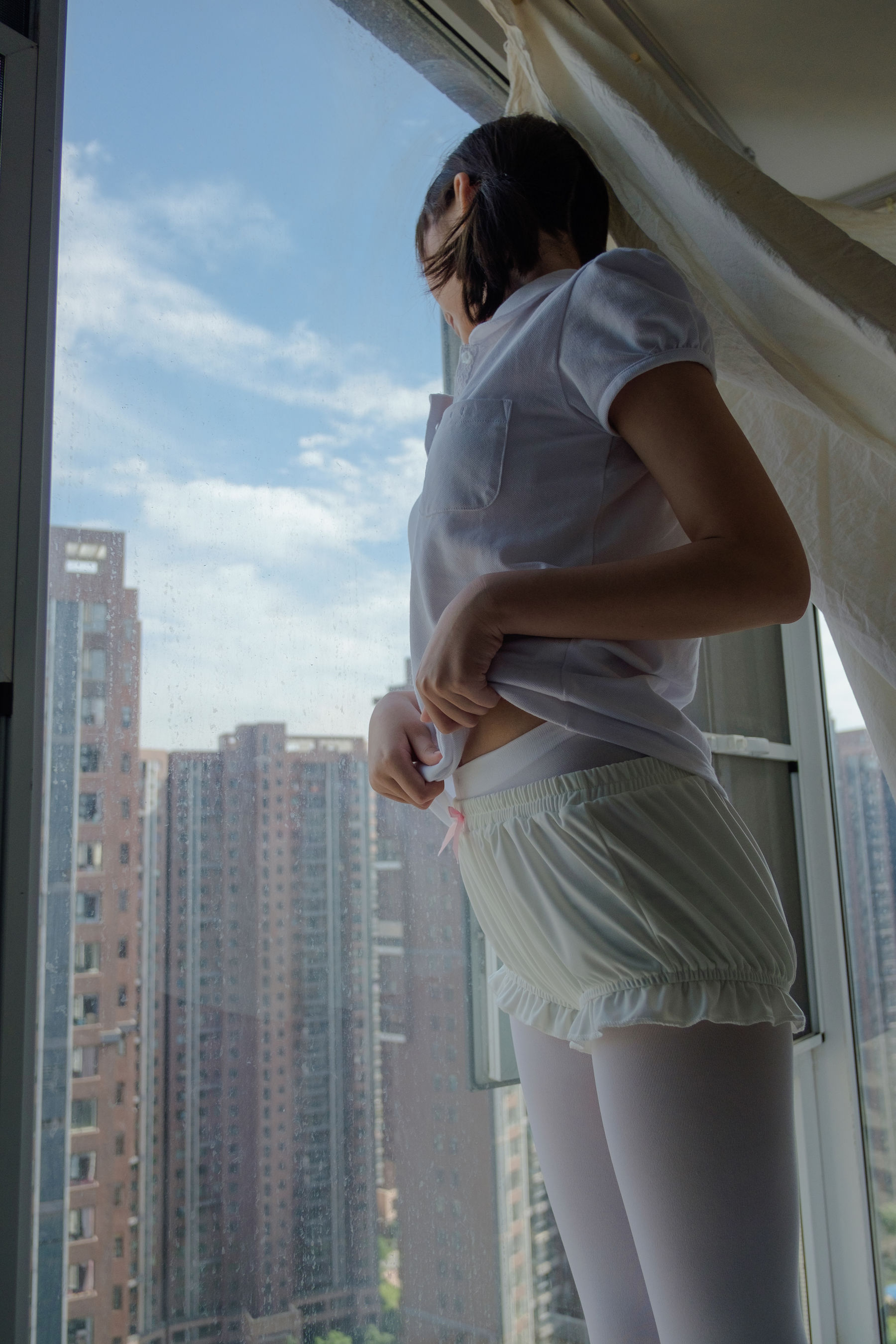 [森萝财团] R15-018 窗台上的白丝少女